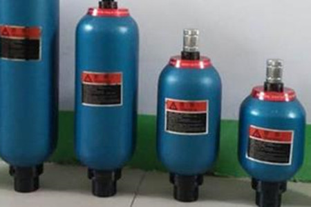 蓄能器为什么不能水平安装？理由很简单！