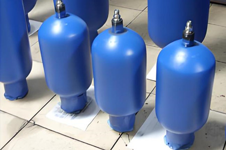 搜蓄能器出现油箱喷油的现象,如何解决?