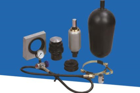 蓄能器出现油箱喷油的现象,如何解决?