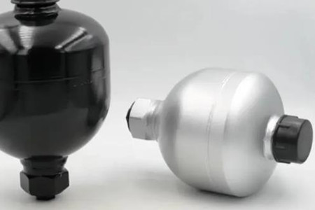 气囊式蓄能器上口漏油的处理方法